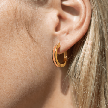 Graceful hoop earring with a responsibly sourced apricot crush chip.