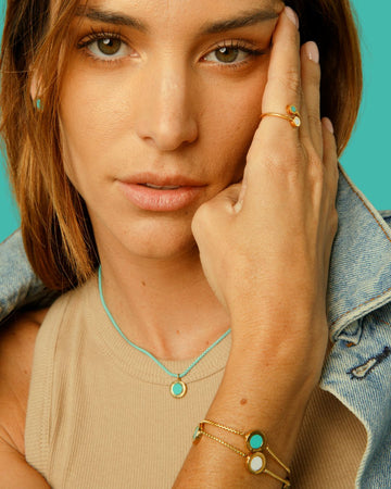 A model wearing Jason Hyde turquoise chip jewelry 