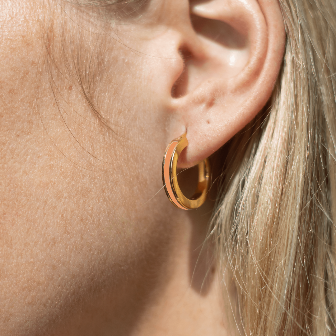 Graceful hoop earring with a responsibly sourced apricot crush chip.