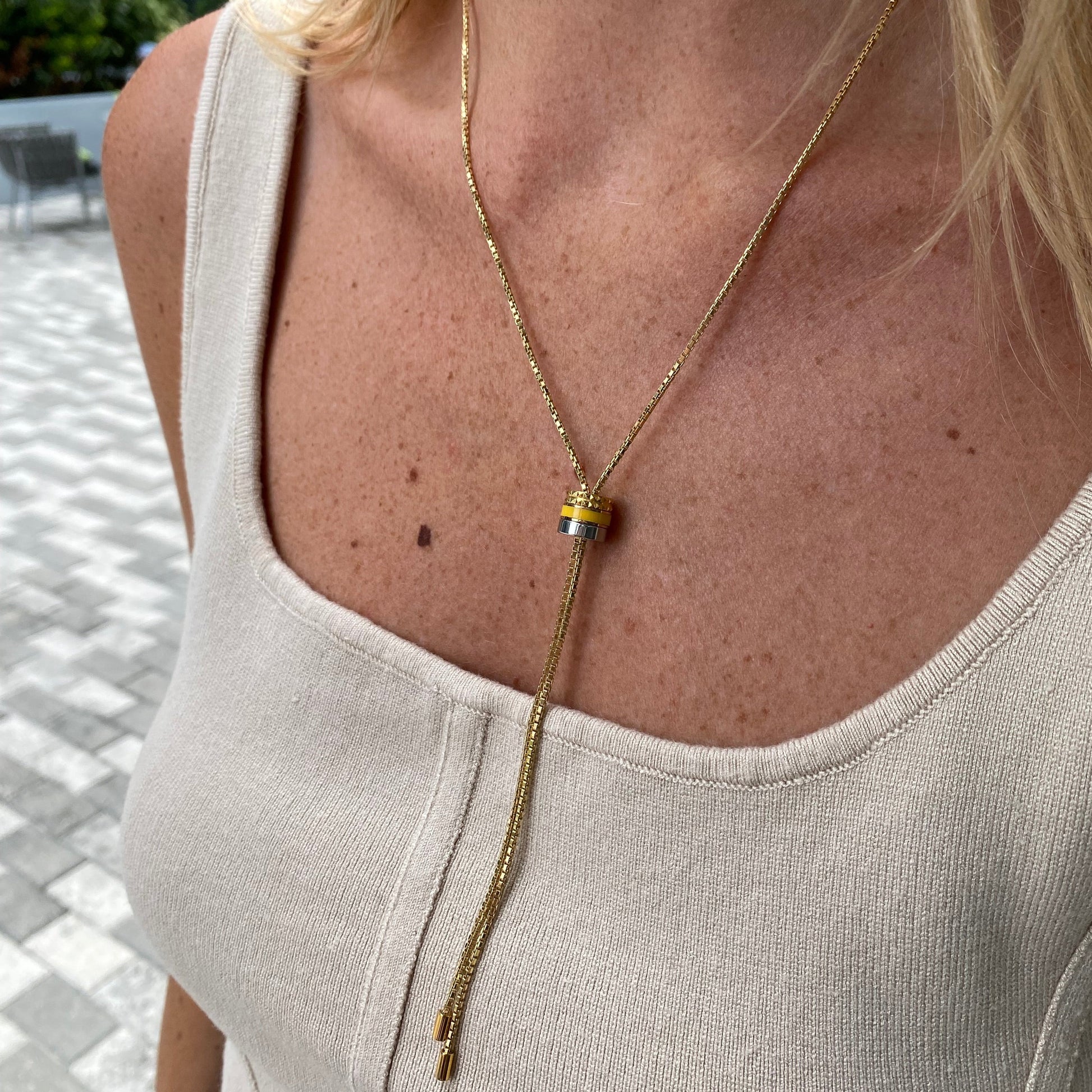 WEWA BOLO TIE TUBE SPECTRA YELLOW CHIP NECKLACE