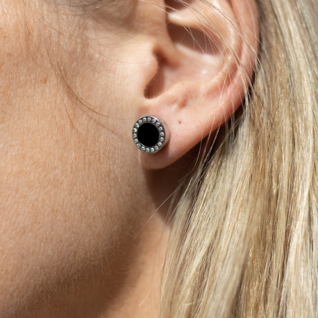 Elegant ear stud featuring a striking black central chip.
