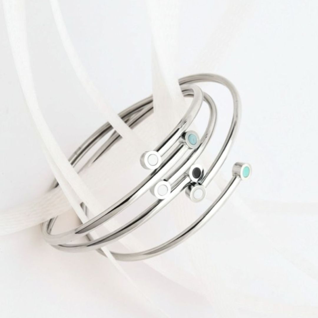 Eco-friendly silver open bangle featuring recycled ocean plastic details by Jason Hyde.