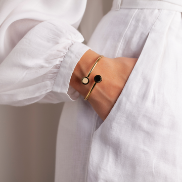OCEAN BEIGE AND BLACK CHIPS BANGLE