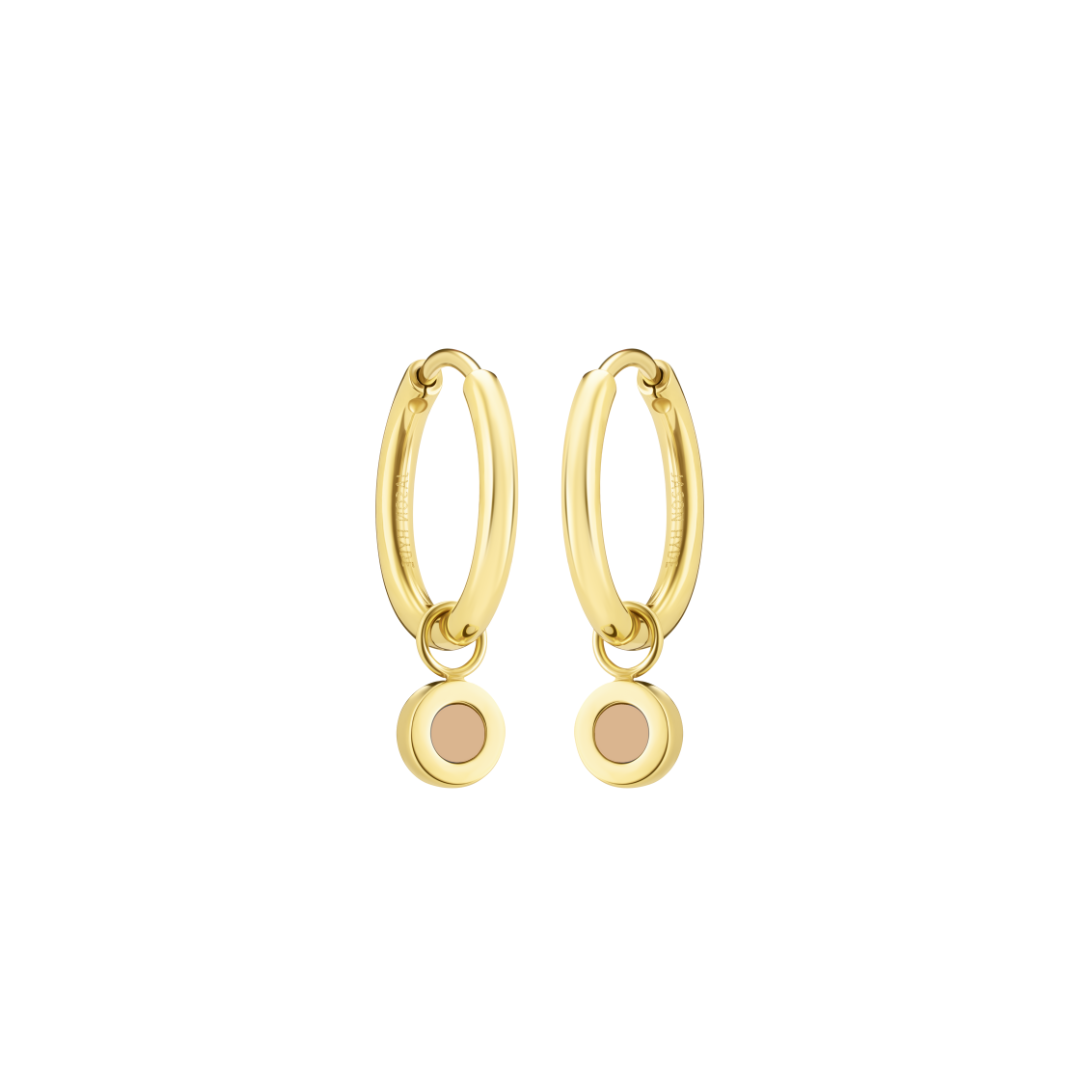 Earrings: golden hoops, beige circles.